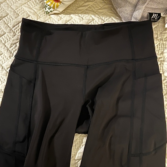 Athleta ultimate stash 7” short, Sz M - Picture 4 of 5